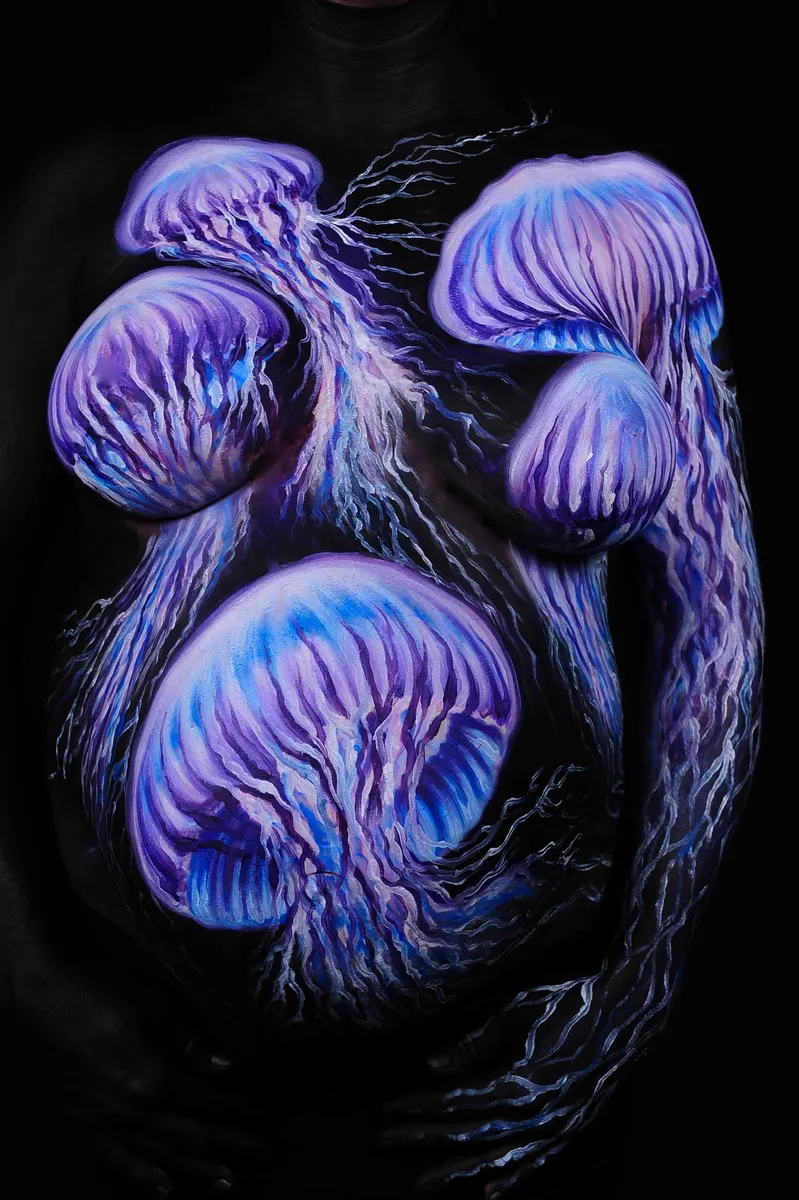 reds-naked-vegas-heather-aguilera-jelly-fish